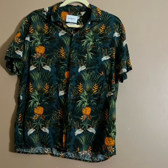 Rayon vacation Hawaiian style shirt. B7 - Picture 1 of 4